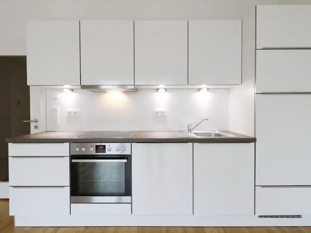 Sonnenverwöhnte 2-Zi-Wohnung mit Balkon, offener Markenküche und Tiefgaragenstellplatz