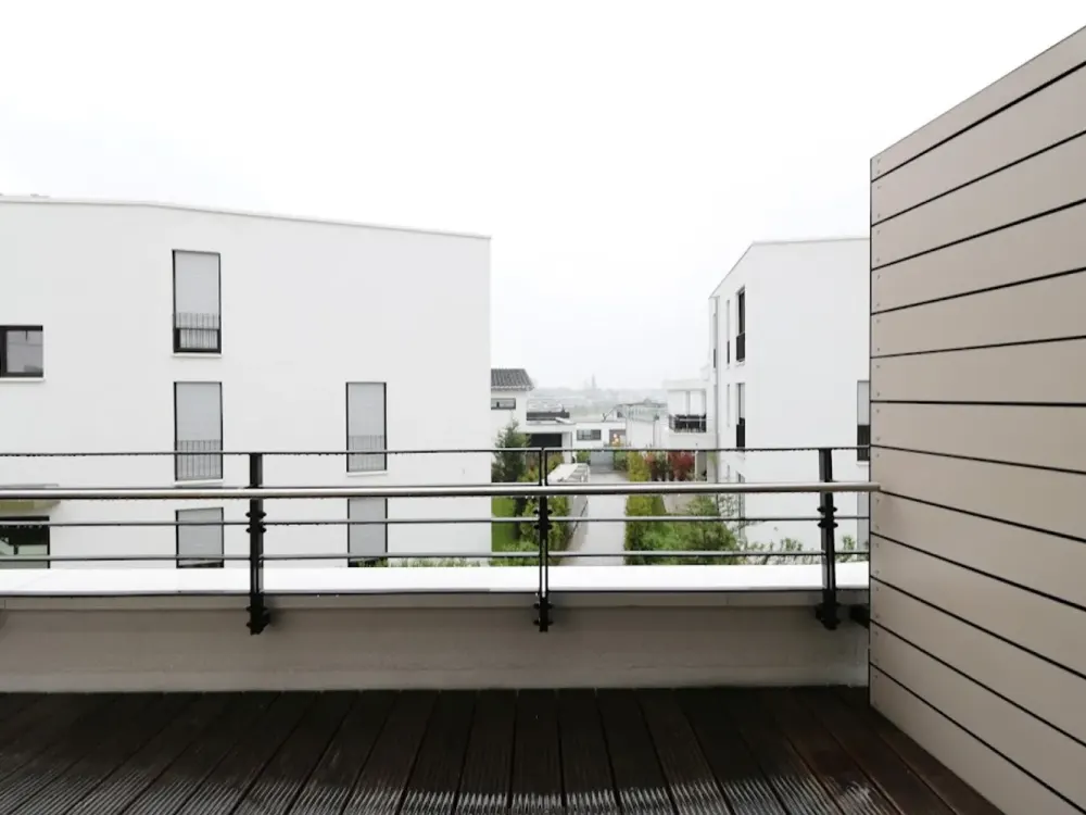Sonnenverwöhnte 2-Zi-Wohnung mit Balkon, offener Markenküche und Tiefgaragenstellplatz