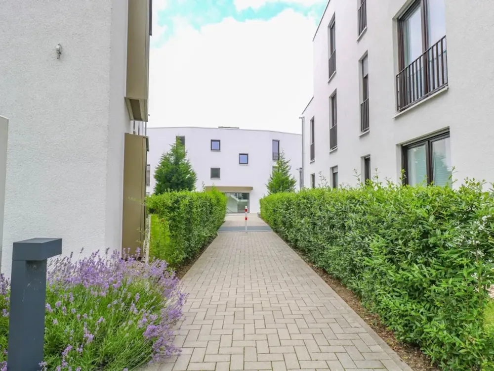 Sonnenverwöhnte 2-Zi-Wohnung mit Balkon, offener Markenküche und Tiefgaragenstellplatz