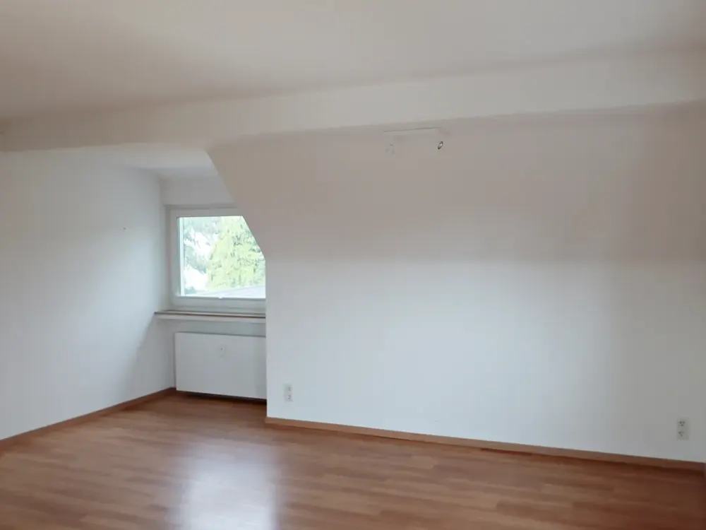 Helle 2-Zimmer-Dachgeschosswohnung mit Einbauküche und großem Dachboden in Düsseldorf-Wittlaer