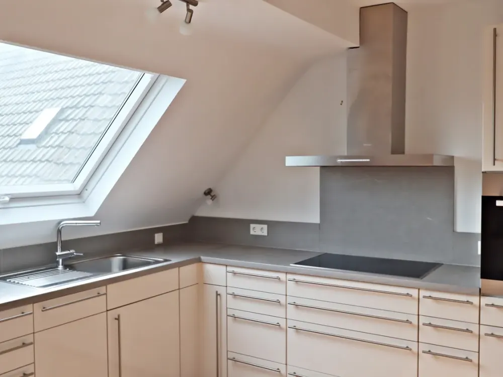 Helle 2-Zimmer-Dachgeschosswohnung mit Einbauküche und großem Dachboden in Düsseldorf-Wittlaer