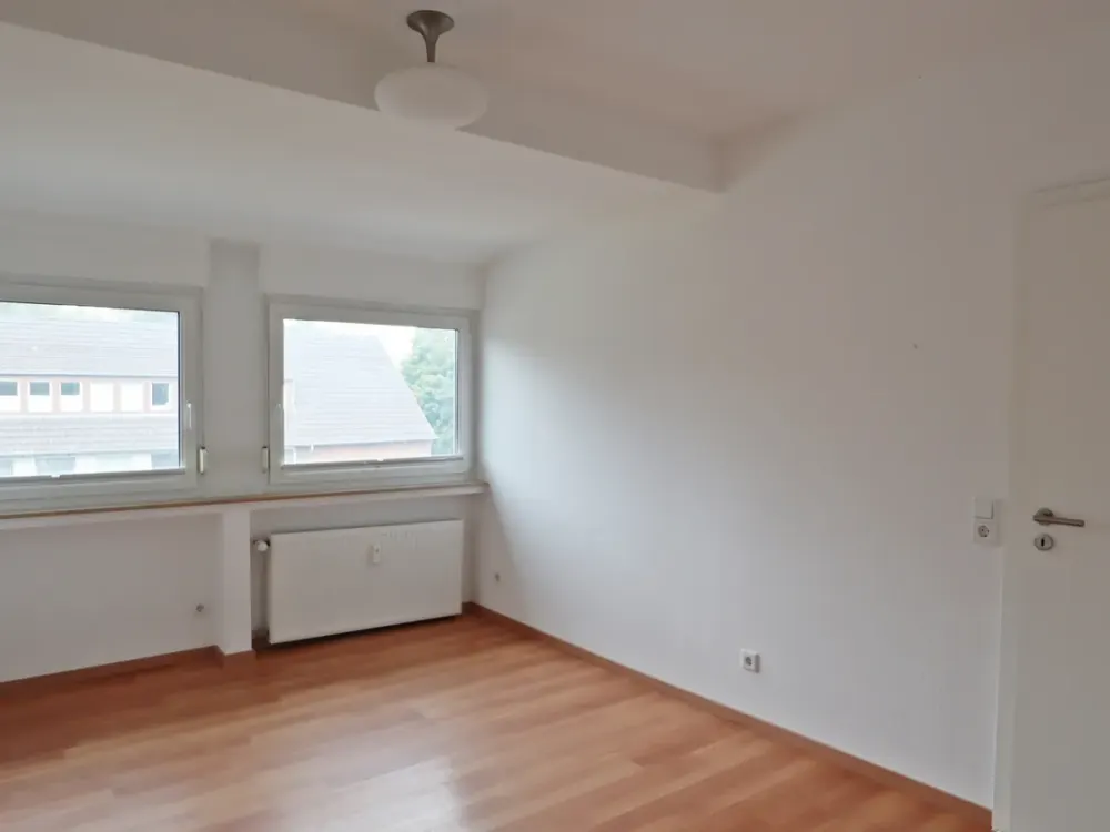 Helle 2-Zimmer-Dachgeschosswohnung mit Einbauküche und großem Dachboden in Düsseldorf-Wittlaer
