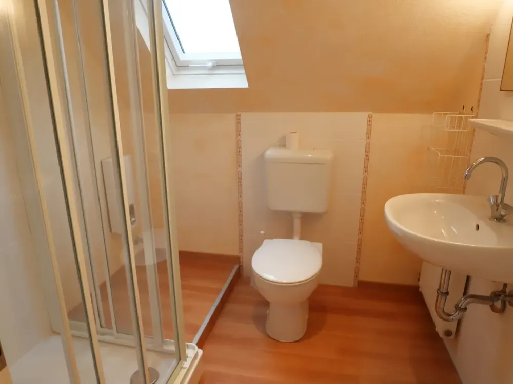 Helle 2-Zimmer-Dachgeschosswohnung mit Einbauküche und großem Dachboden in Düsseldorf-Wittlaer