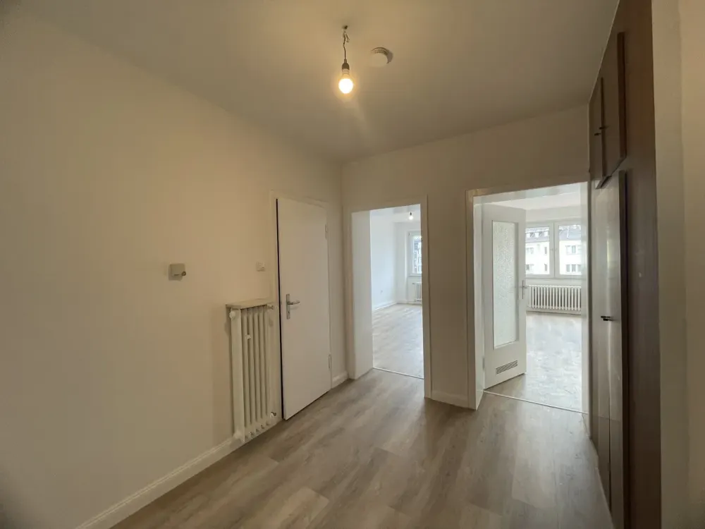 Urbane Lage! Renovierte 2-Zi-Whg mit Wohnküche & Balkon