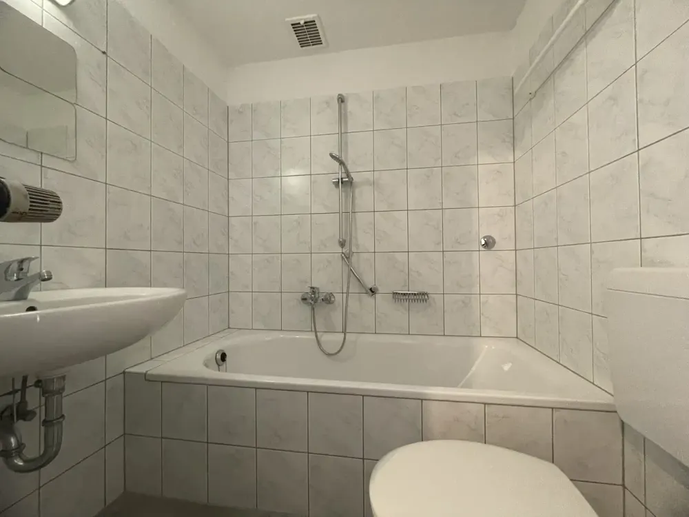 Urbane Lage! Renovierte 2-Zi-Whg mit Wohnküche & Balkon