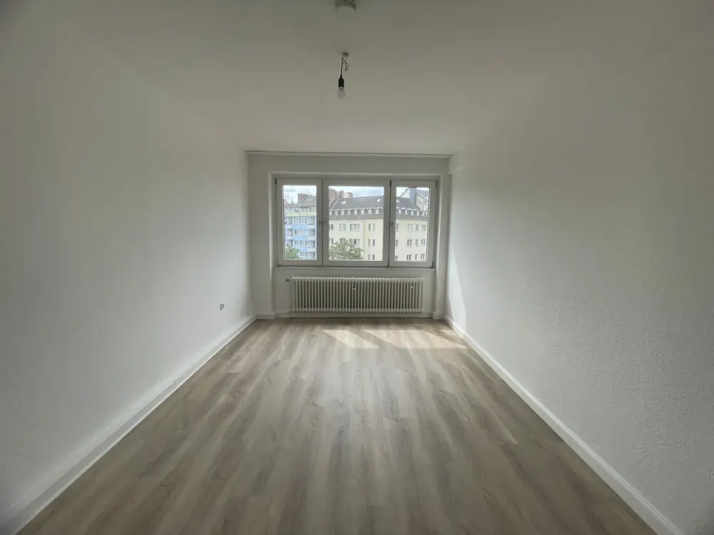 Urbane Lage! Renovierte 2-Zi-Whg mit Wohnküche & Balkon