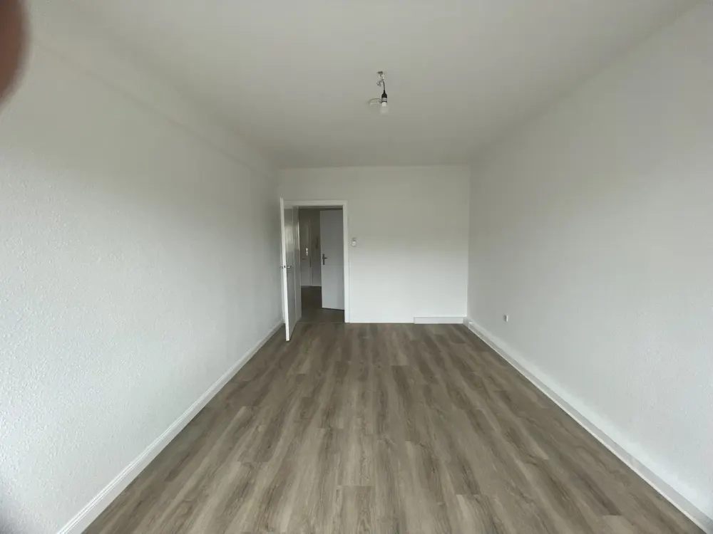 Urbane Lage! Renovierte 2-Zi-Whg mit Wohnküche & Balkon