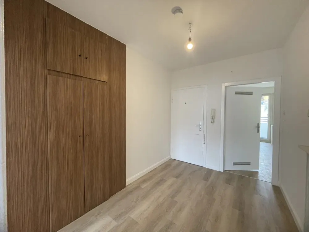 Urbane Lage! Renovierte 2-Zi-Whg mit Wohnküche & Balkon