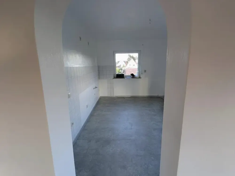 Quiet 3-Room Apartment on the 1st Floor of a 3-Family House, Balcony, Cellar, Possibly Garage