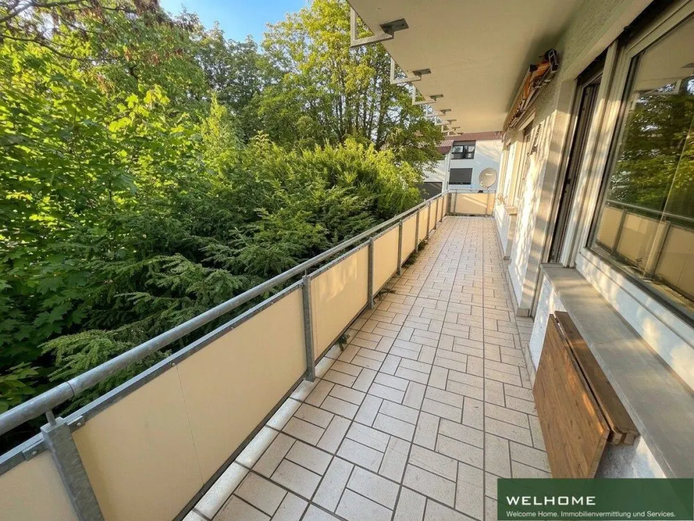 Großzügige 3-Zimmerwohnung mit großem Balkon und Einbauküche.