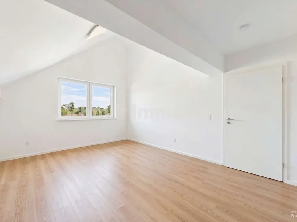 Modern 3-Room Attic Apartment in Frankfurt-Goldstein
