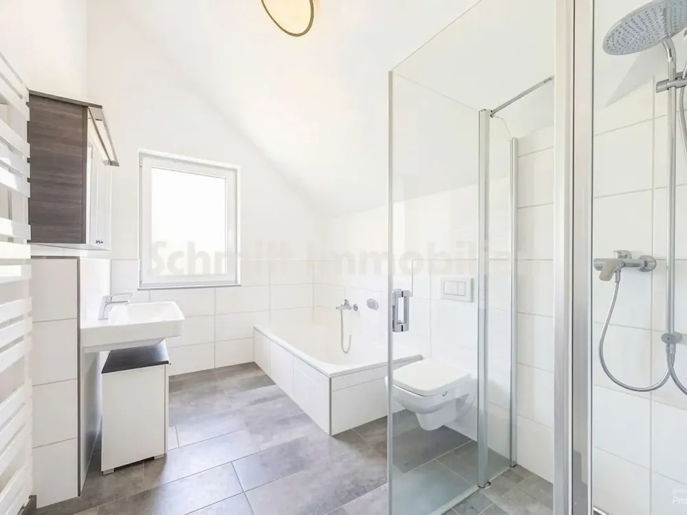 Modern 3-Room Attic Apartment in Frankfurt-Goldstein