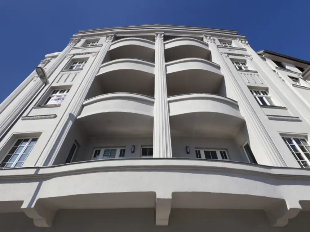 High-quality renovated 3-room apartment with balcony!