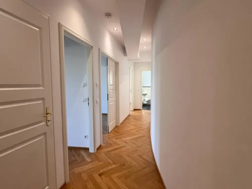 High-quality renovated 3-room apartment with balcony!