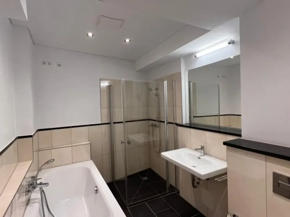 High-quality renovated 3-room apartment with balcony!