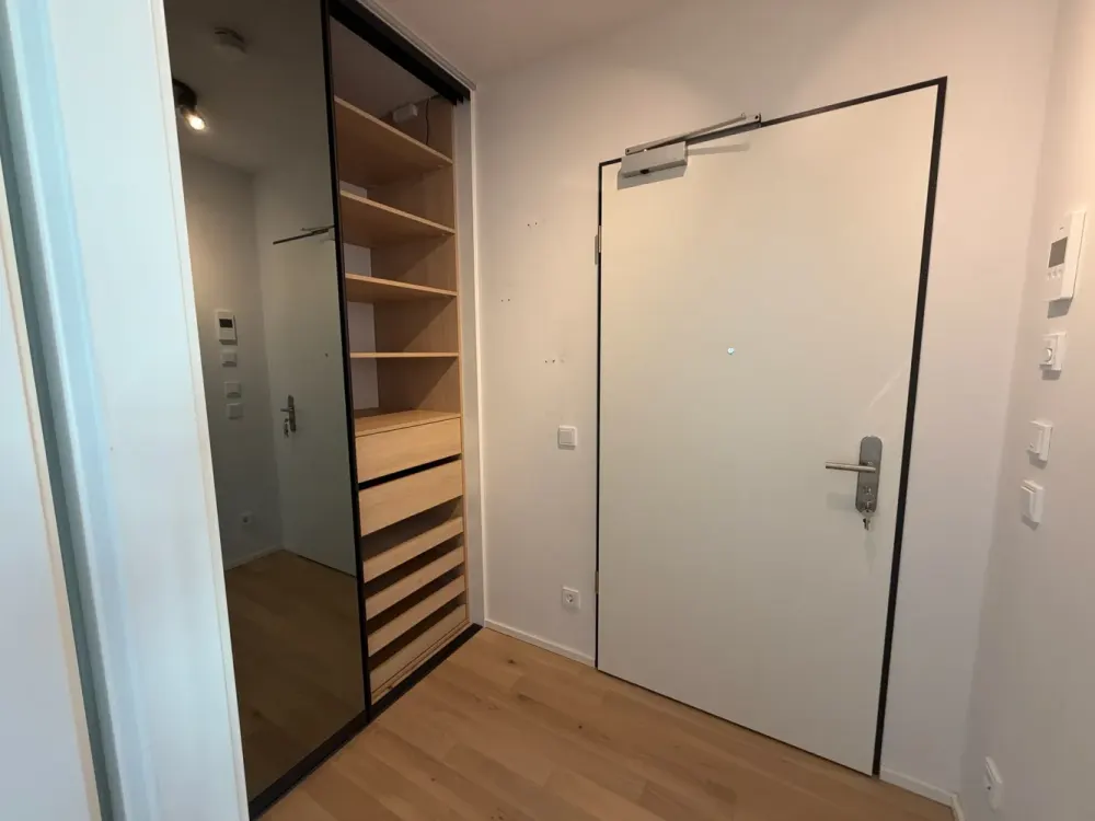 Naturnah und urban: Neuwertige, moderne, teilmöblierte 3-Zimmer-Wohnung in Neupasing