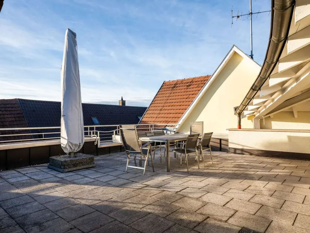 Riesige 3,5-Zimmer-Dachgeschoss-Wohnung (Fahrstuhl) mit Aussichtsterrasse in S-Möhringen