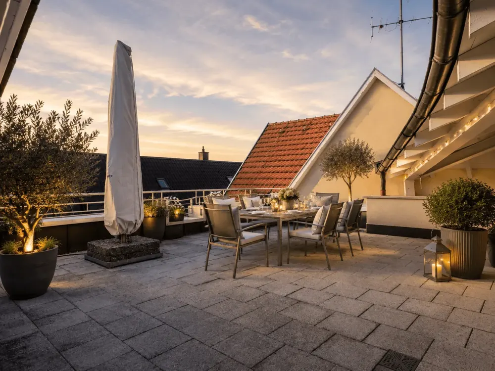 Riesige 3,5-Zimmer-Dachgeschoss-Wohnung (Fahrstuhl) mit Aussichtsterrasse in S-Möhringen