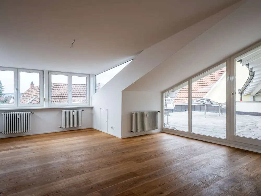 Riesige 3,5-Zimmer-Dachgeschoss-Wohnung (Fahrstuhl) mit Aussichtsterrasse in S-Möhringen