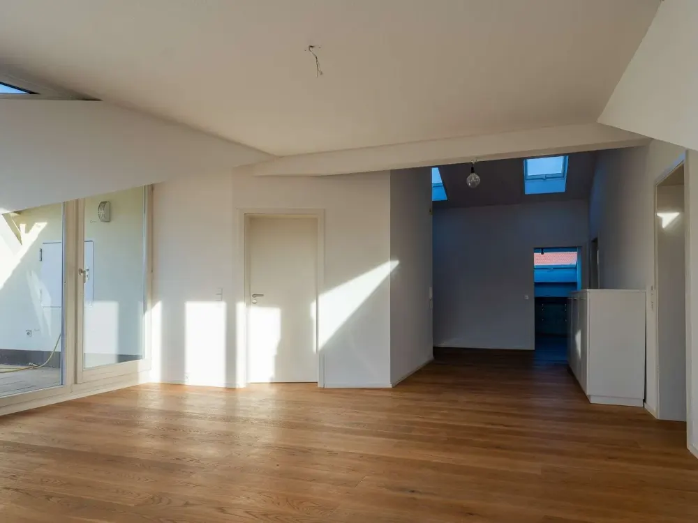 Riesige 3,5-Zimmer-Dachgeschoss-Wohnung (Fahrstuhl) mit Aussichtsterrasse in S-Möhringen