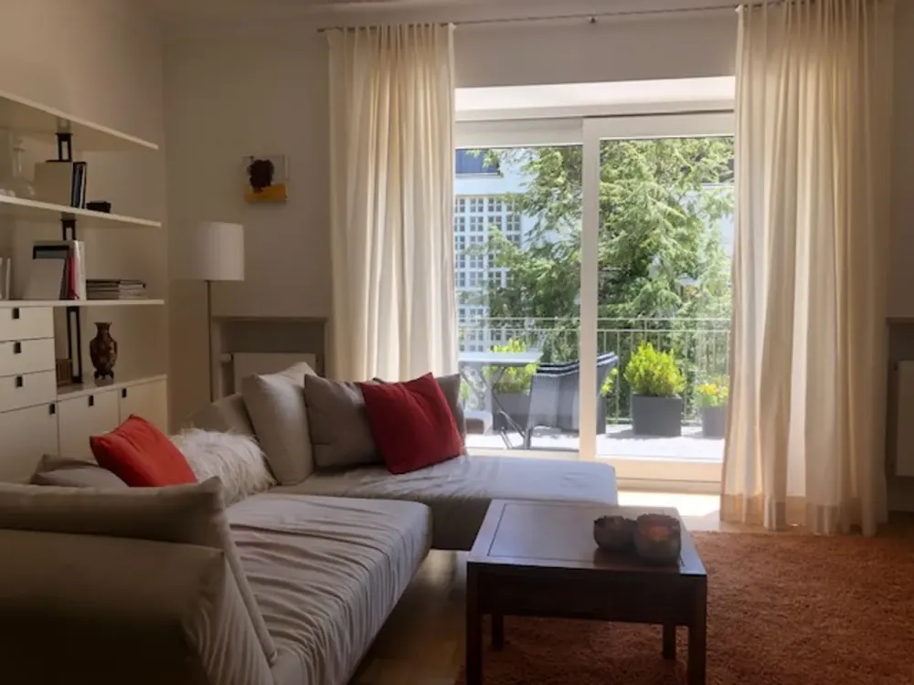 Exclusive 5-Room Old Building Apartment with Large South Balcony, Fitted Kitchen and Partial Furnishing in München-Harlaching