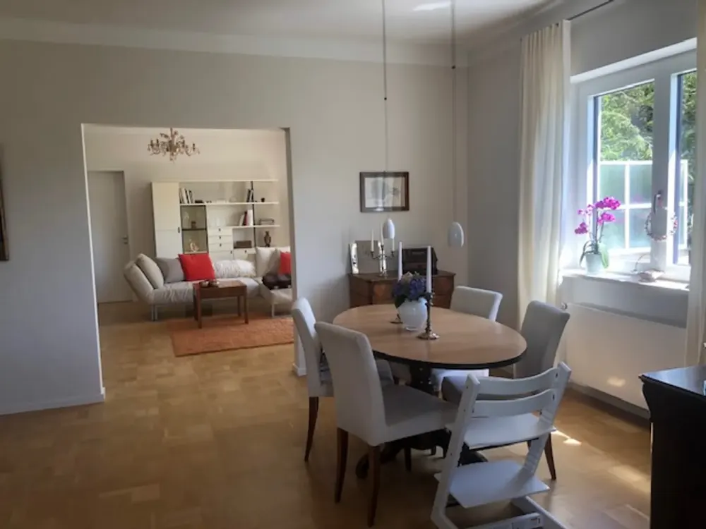 Exclusive 5-Room Old Building Apartment with Large South Balcony, Fitted Kitchen and Partial Furnishing in München-Harlaching