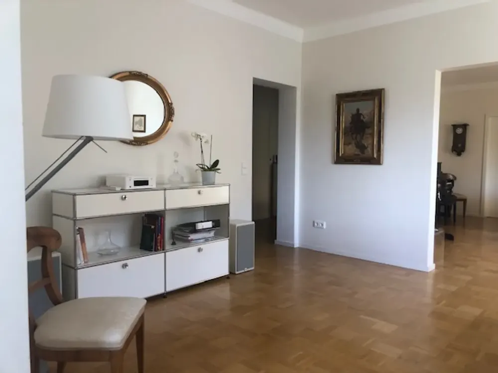 Exclusive 5-Room Old Building Apartment with Large South Balcony, Fitted Kitchen and Partial Furnishing in München-Harlaching