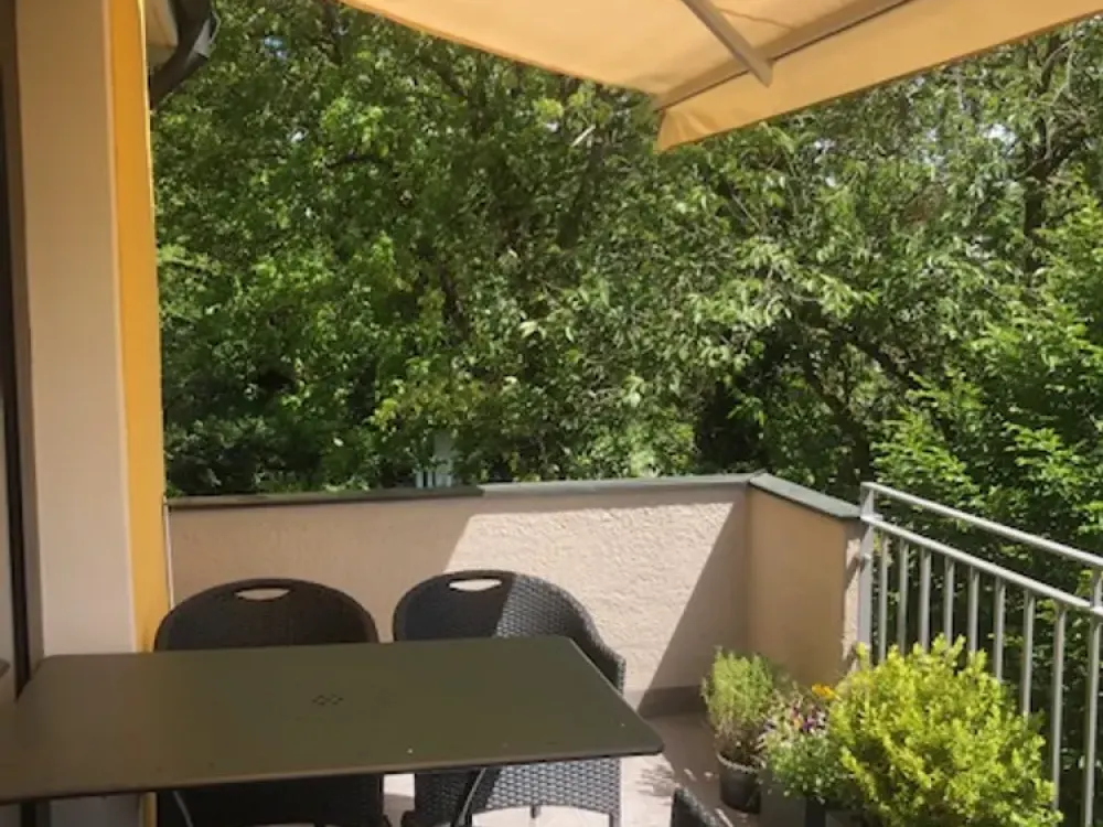 Exclusive 5-Room Old Building Apartment with Large South Balcony, Fitted Kitchen and Partial Furnishing in München-Harlaching