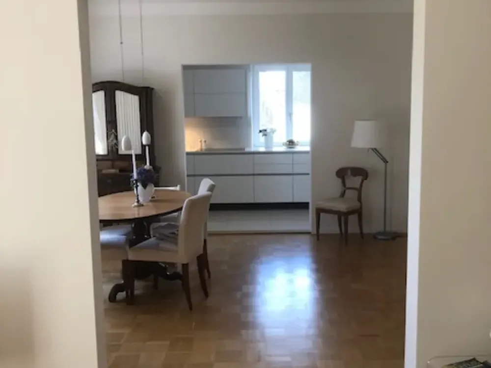 Exclusive 5-Room Old Building Apartment with Large South Balcony, Fitted Kitchen and Partial Furnishing in München-Harlaching