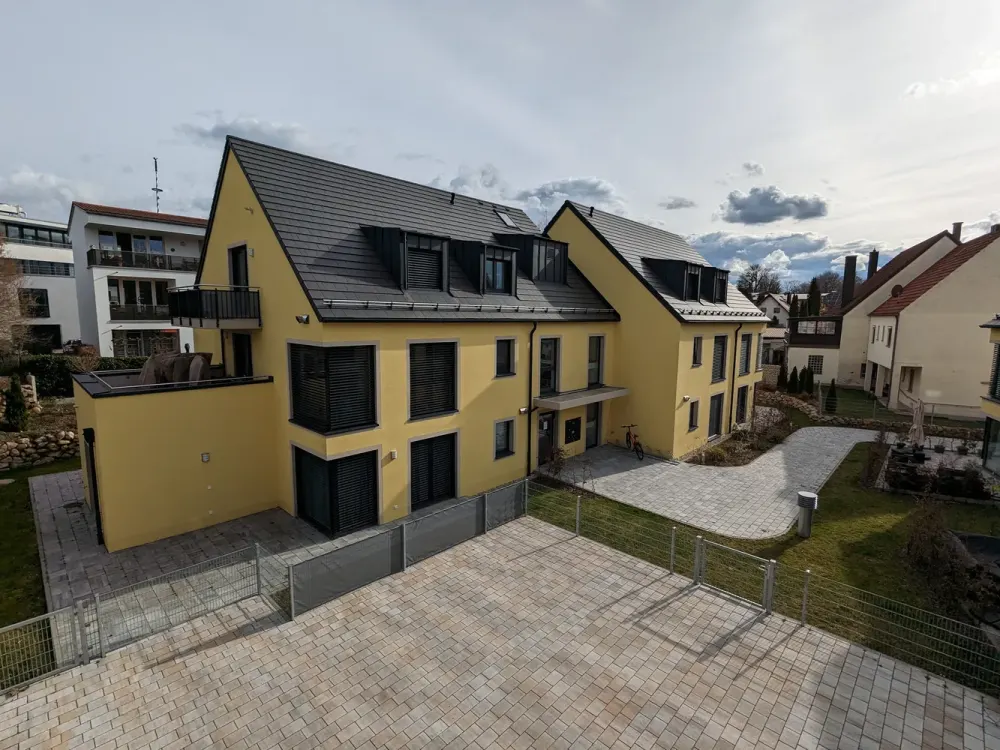 **helle 4-Zimmer Wohnung mit Küche**