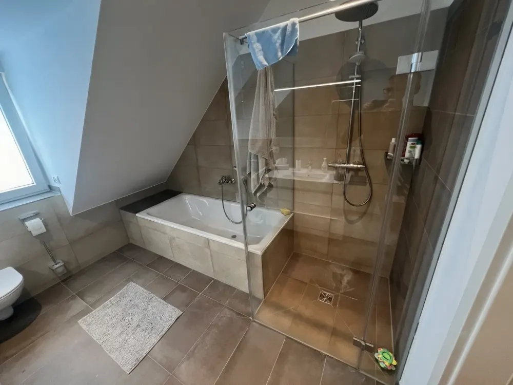 **helle 4-Zimmer Wohnung mit Küche**