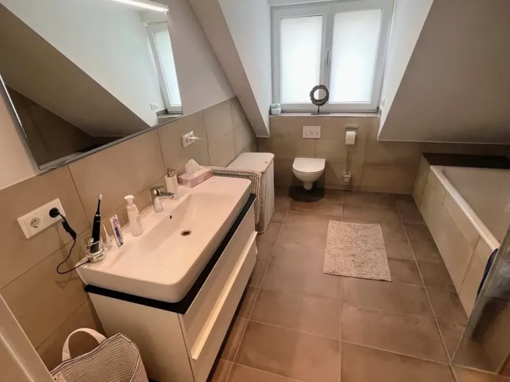 **helle 4-Zimmer Wohnung mit Küche**
