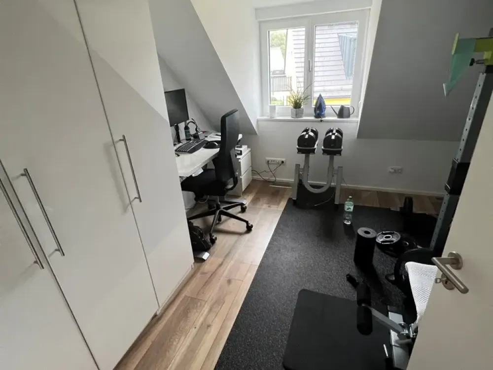 **helle 4-Zimmer Wohnung mit Küche**