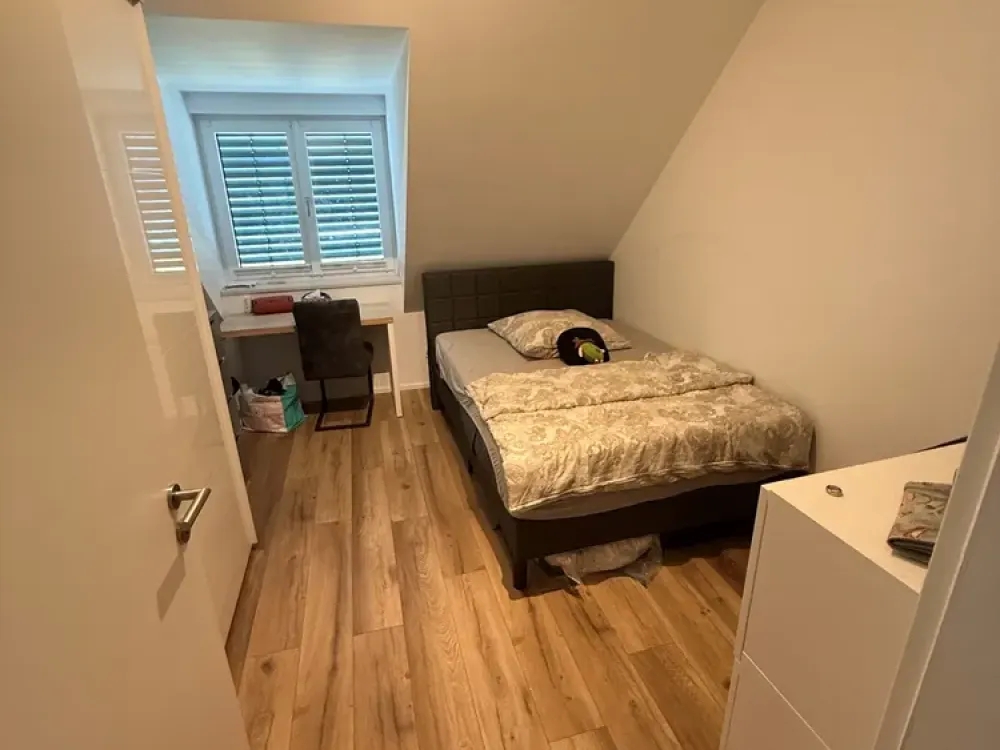 **helle 4-Zimmer Wohnung mit Küche**