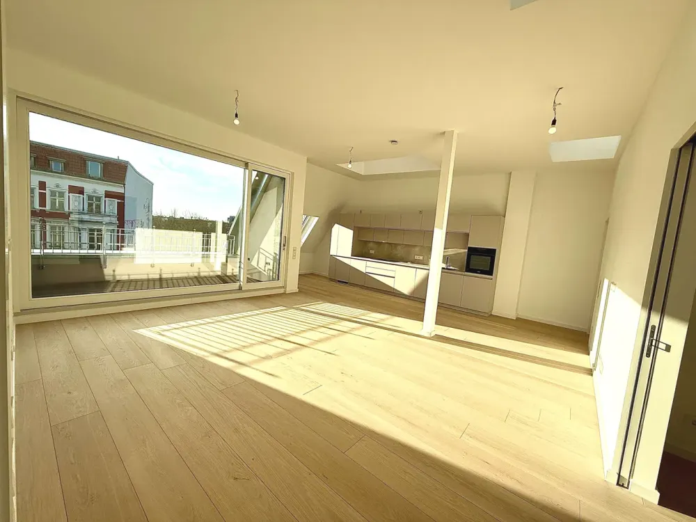 Luxuriöses Penthouse mit Einbauküche + Südbalkon im Herzen von Kreuzberg !