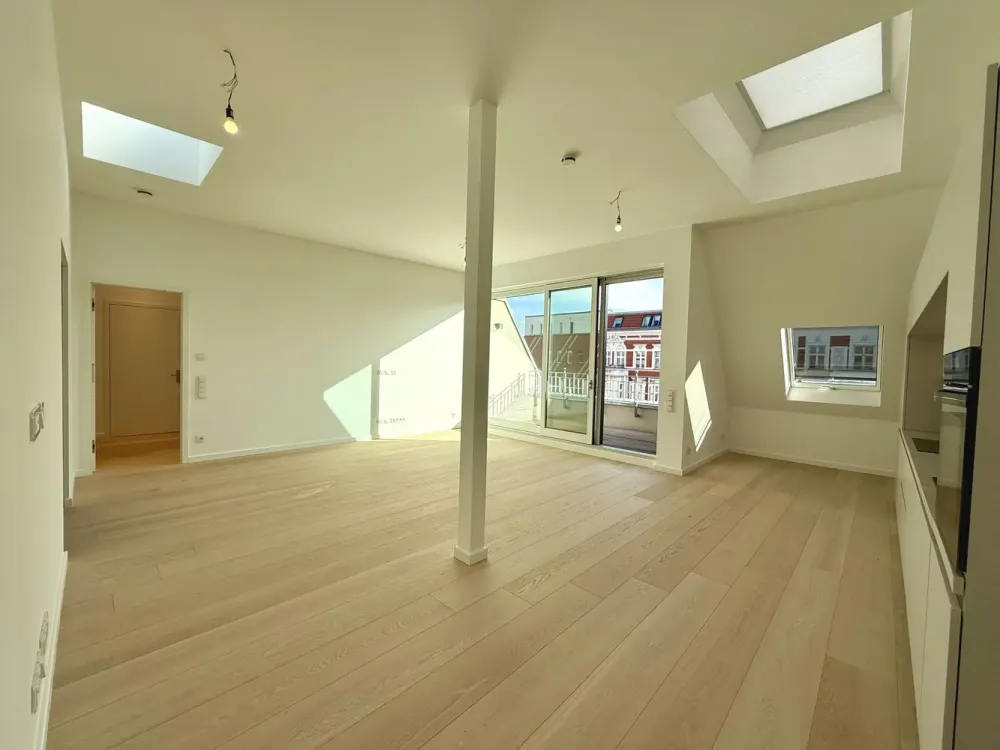Luxuriöses Penthouse mit Einbauküche + Südbalkon im Herzen von Kreuzberg !