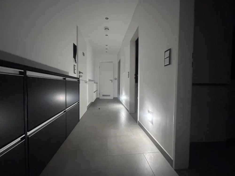 Sehr moderne 2-Zimmer-Luxus-Wohnung, teilmöbiliert, mit hochwertiger Einbauküche uvm.