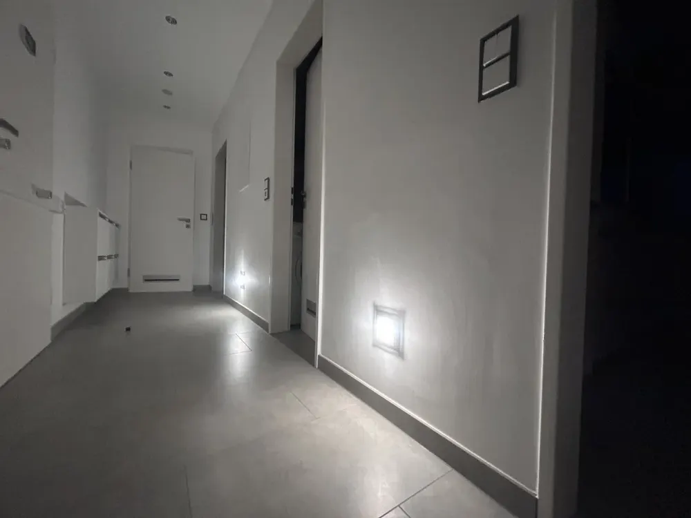 Sehr moderne 2-Zimmer-Luxus-Wohnung, teilmöbiliert, mit hochwertiger Einbauküche uvm.