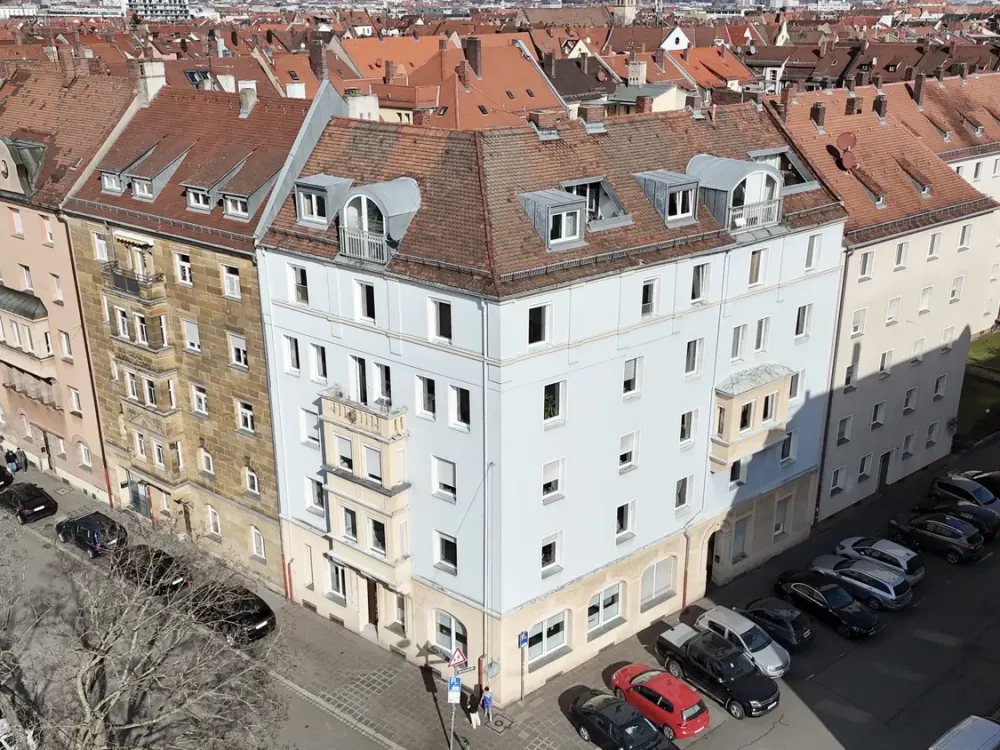 Dachgeschosswohnung mit Loggia und Einbauküche