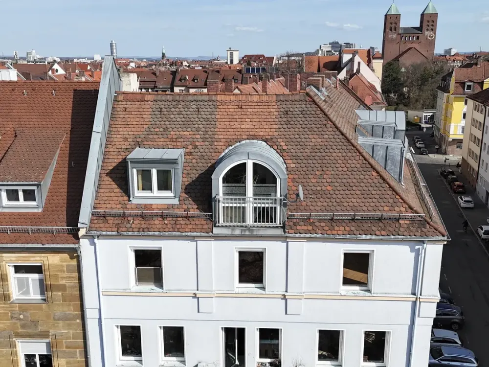 Dachgeschosswohnung mit Loggia und Einbauküche