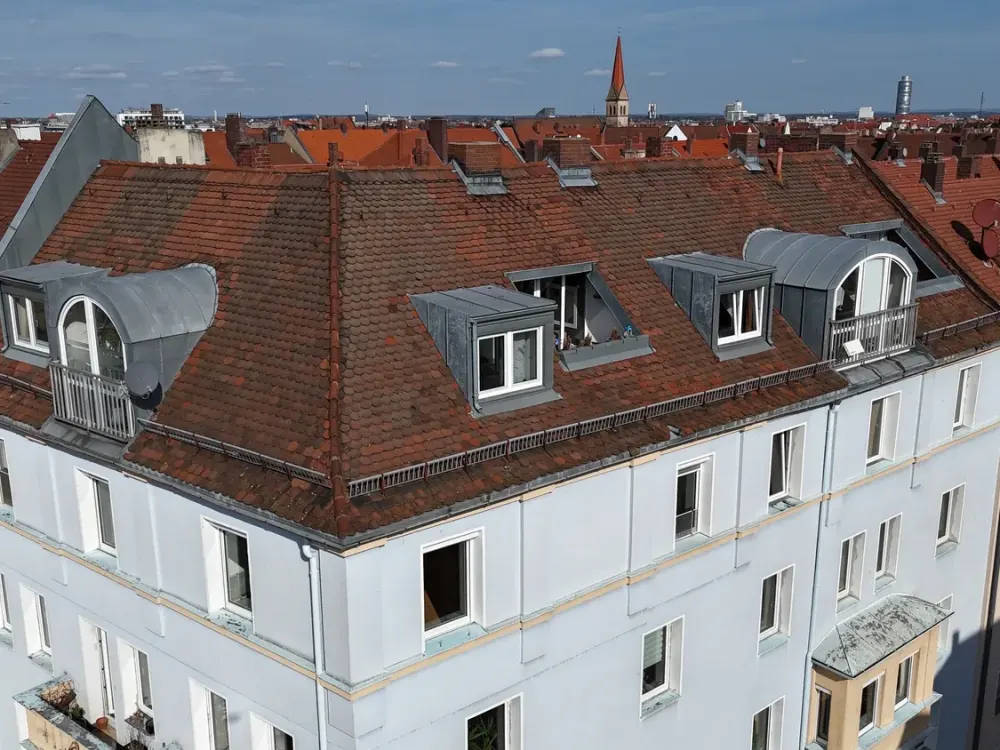 Dachgeschosswohnung mit Loggia und Einbauküche