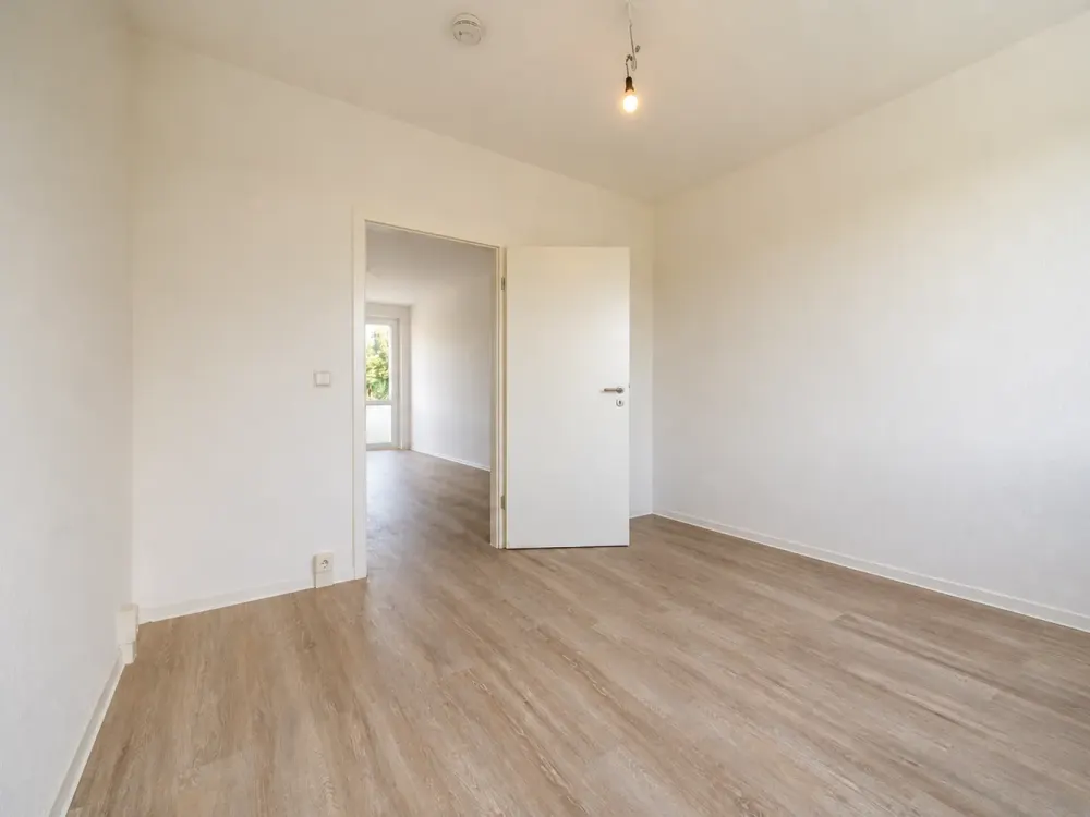 Neu Sanierte 4-RW * 2. OG * moderne EBK * Balkon * Tageslichtbad mit Wanne & WMA * zentral * TOP