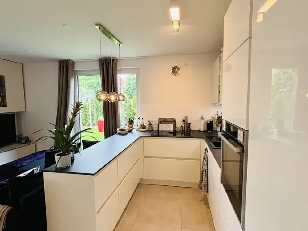 Beautiful Partially Furnished Ground Floor Apartment on 2 Levels with Top Features and Garden