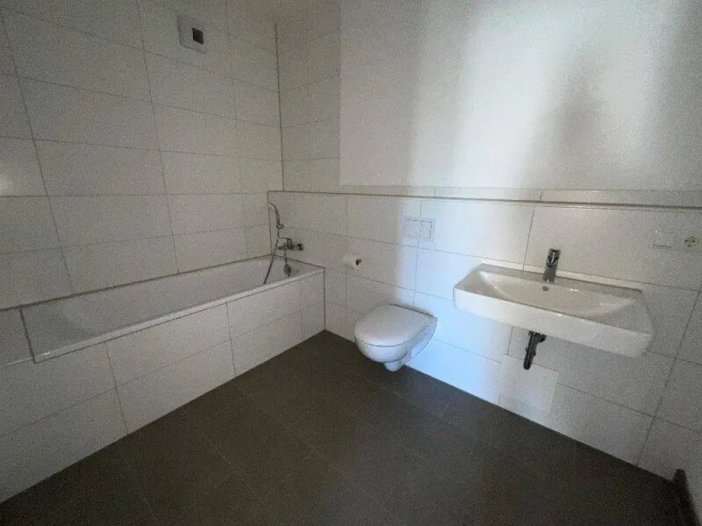 47124/45 Helle 3-Zimmer-Wohnung (ca. 95 m²) mit großem Balkon und bodentiefen Fenstern in Düsseldorf-Gatherhof