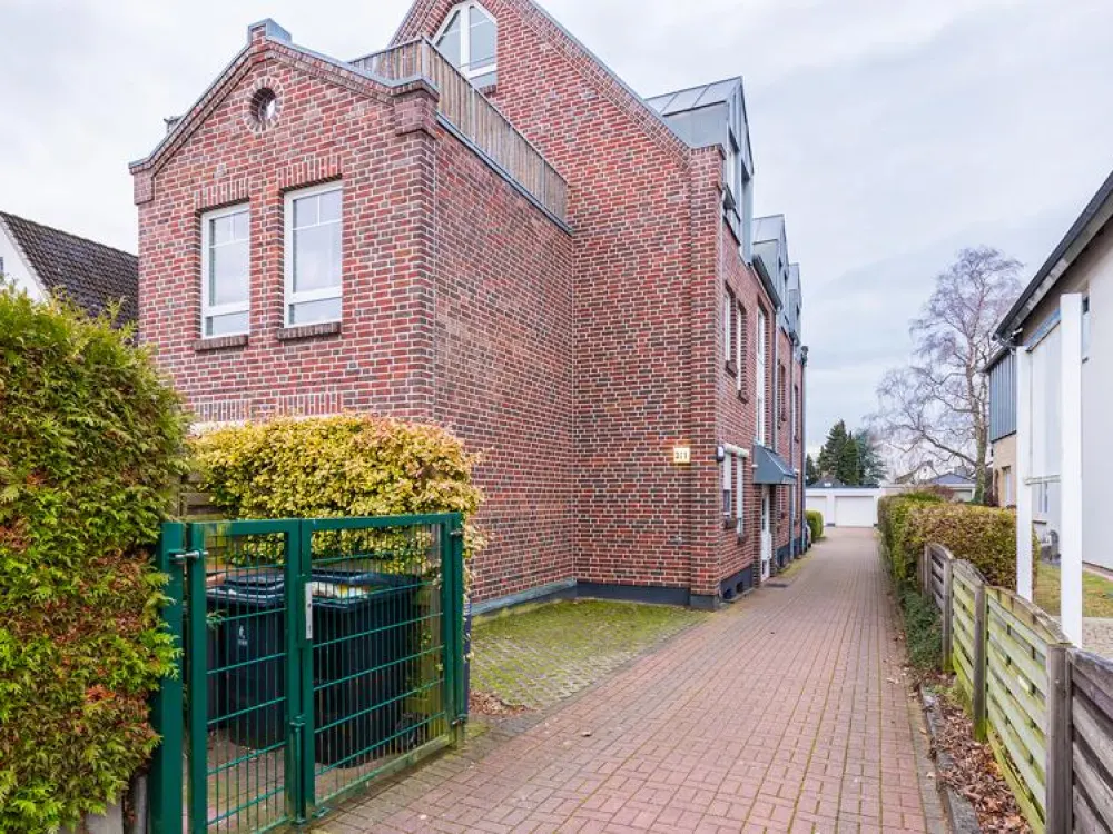 Striking Maisonette Apartment with Large Roof Terrace in Norderstedt-Mitte!