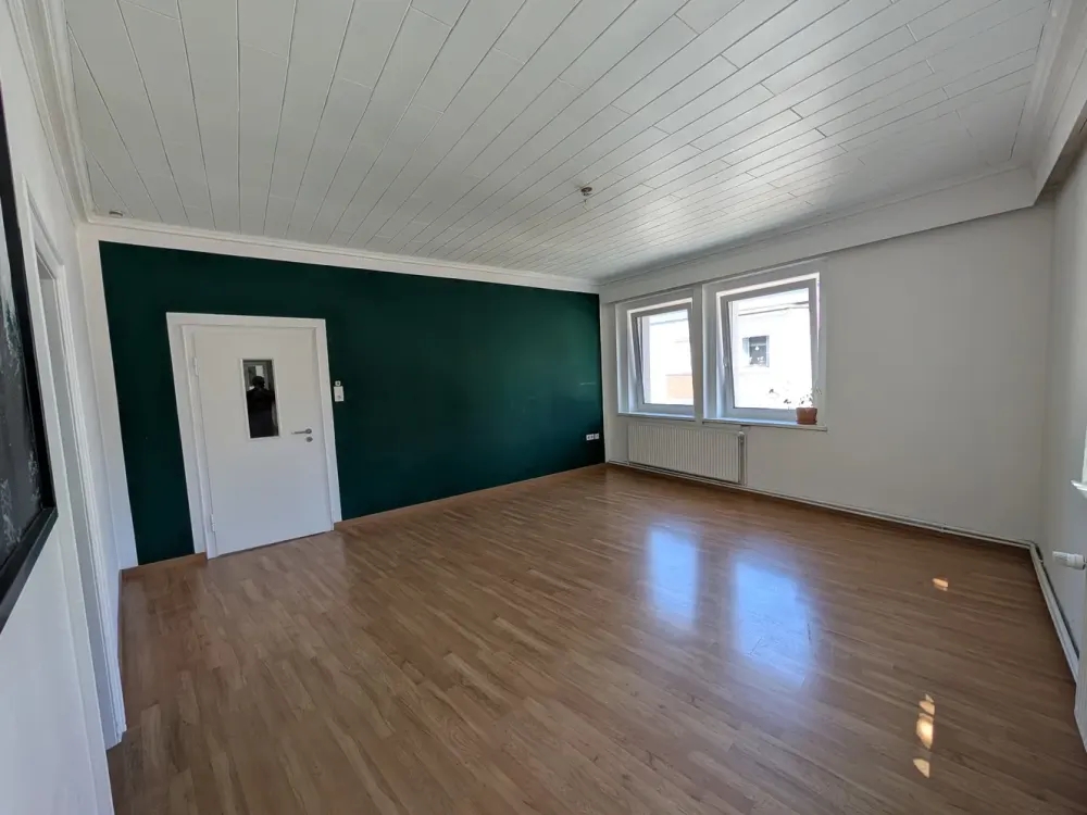 Großzügige Wohnung in der direkten Innenstadt mit neuer Fassadendämmung, Fenstern und Wärmepumpe