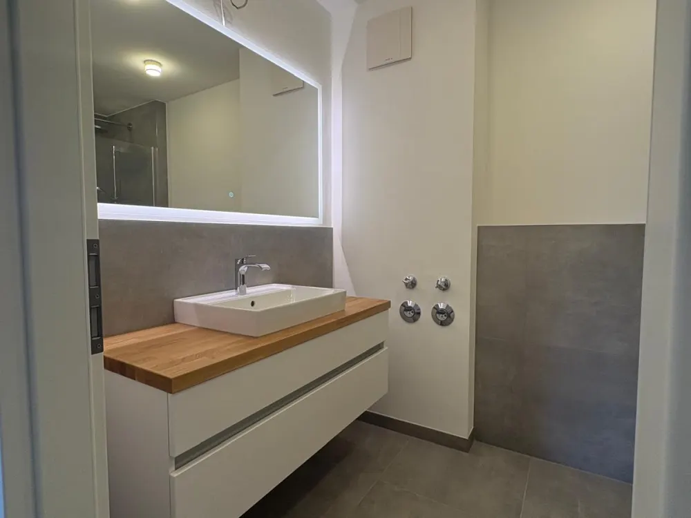 Ruhiges Wohnen am Meer: Sanierte 3-Zimmer-Wohnung mit Balkon & Me