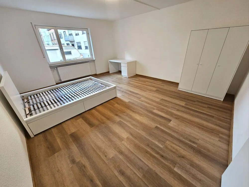 Saniertes Zimmer zu vermieten mit ca. 25qm in 6er-WG