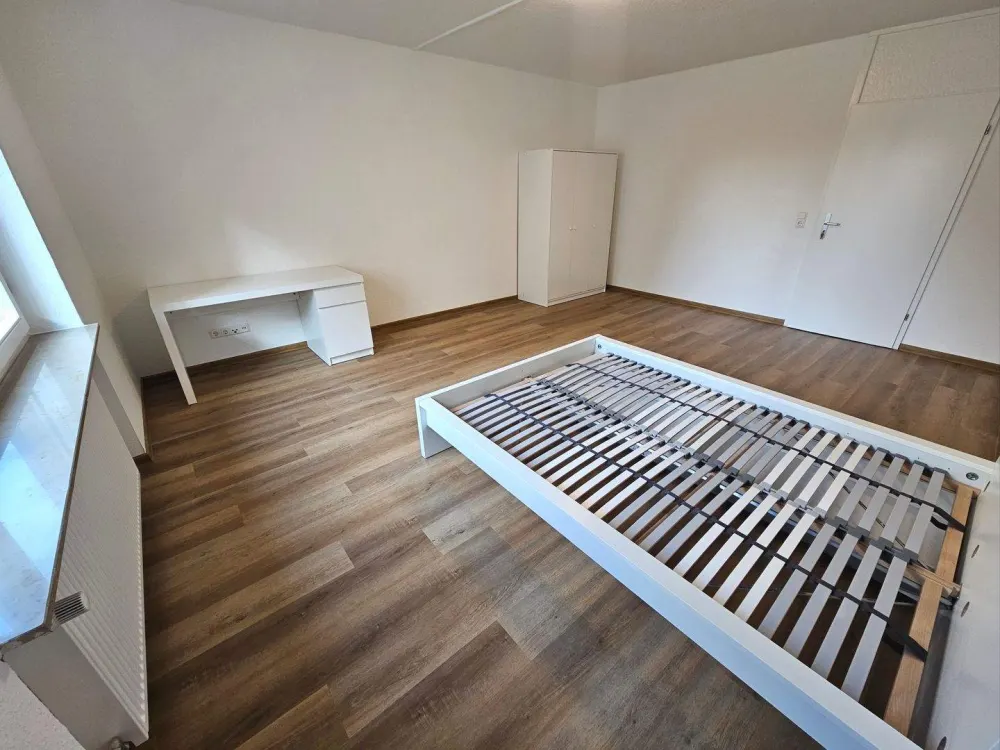 Saniertes Zimmer zu vermieten mit ca. 25qm in 6er-WG