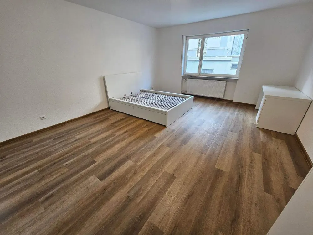 Saniertes Zimmer zu vermieten mit ca. 25qm in 6er-WG